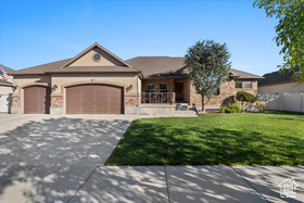 Photo 3 for 439 E Midlake Dr