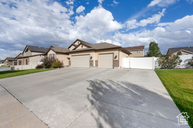 Photo 3 for 5657 S Woodview Dr #424