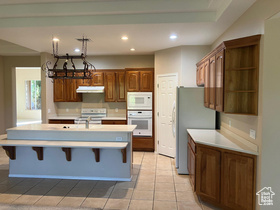 Photo 3 for 4438 S Broadmoor Dr