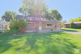 Photo 2 for 834 E Center St