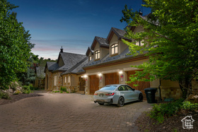 Photo 4 for 4601 N Foothill Dr