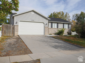Photo 3 for 635 E Wildrose Dr