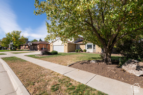 Photo 3 for 9034 S Cheshire Cir