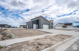 Photo 3 for 565 E Otto Ln #421