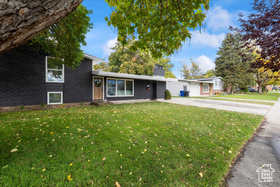 Photo 3 for 1269 E Woodstock Ave