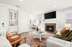Photo 3 for 1331 E Foxmont Ln