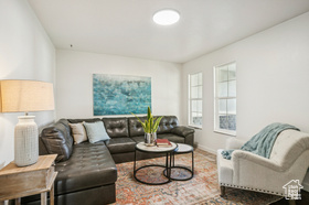 Photo 3 for 213 W Arbor Dr