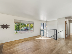 Photo 4 for 2036 E Highland View Cir