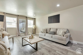 Photo 3 for 5209 W Courtly Ln