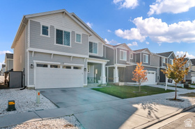 Photo 3 for 1137 E Commodore Ln #43