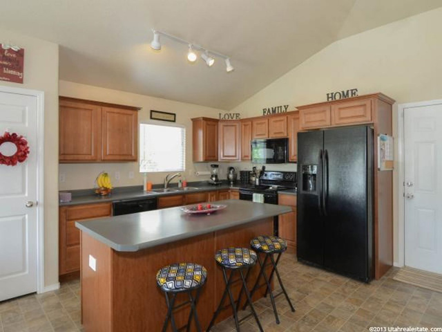 925 E James Cir, Clearfield, UT 84015 — photo 4