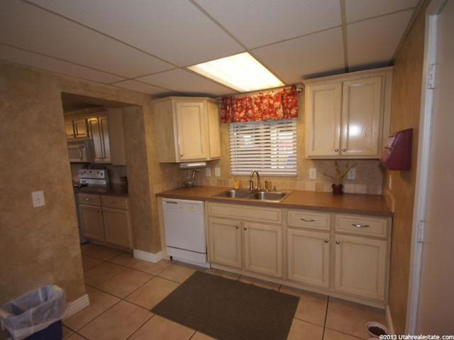 668 E Crestwood Cir, Bountiful, UT 84010 — photo 3