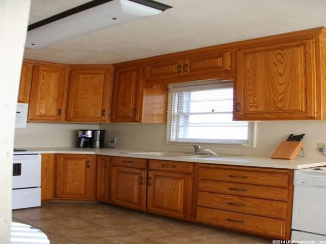 61 S 400 E, Centerville, UT 84014 — photo 2