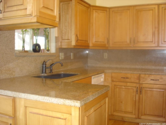 588 N Adamswood Rd E, Layton, UT 84040 — photo 2