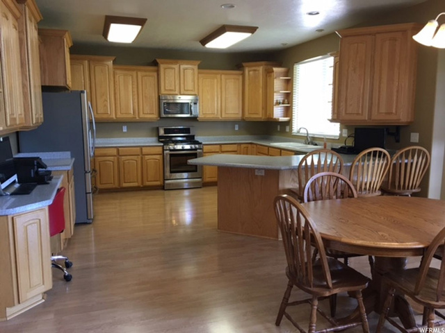 128 E Carrington Ln, Centerville, UT 84014 — photo 6