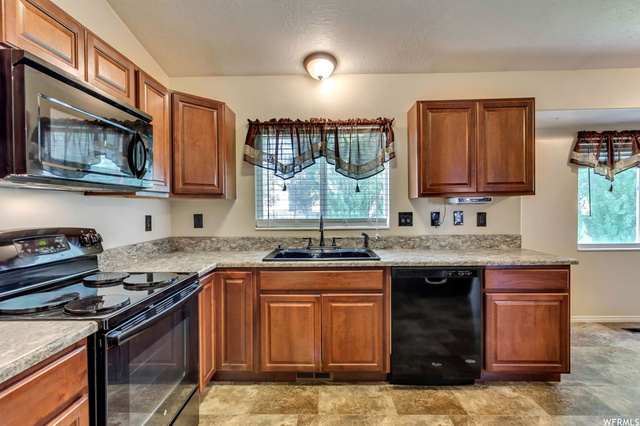 872 W 1220 N, Clinton, UT 84015 — photo 4