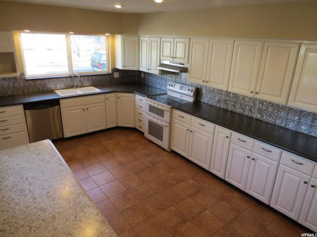 1848 E Crescent View Dr, Sandy, UT 84092 — photo 10