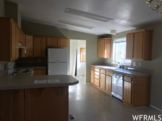 390 Molen Rd E, Ferron, UT 84523 — photo 8