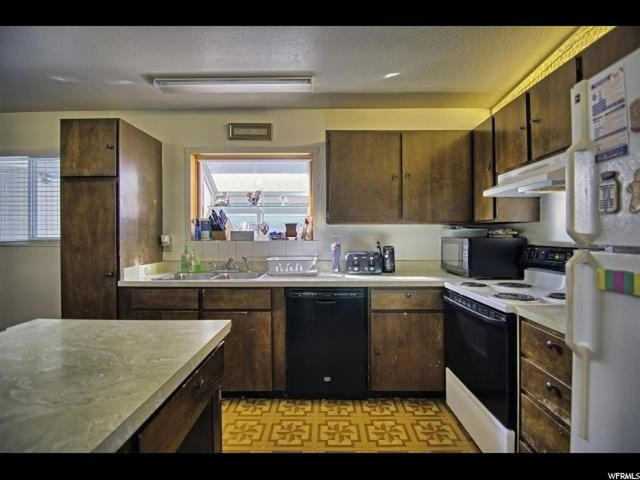 832 E Enchanted Dr, Midvale, UT 84047 — photo 8
