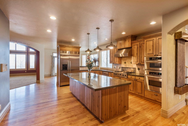 1836 S Spring Creek Dr E, Bountiful, UT 84010 — photo 7