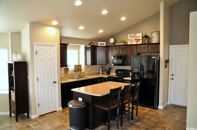 947 E Sam Cir, Clearfield, UT 84015 — photo 2