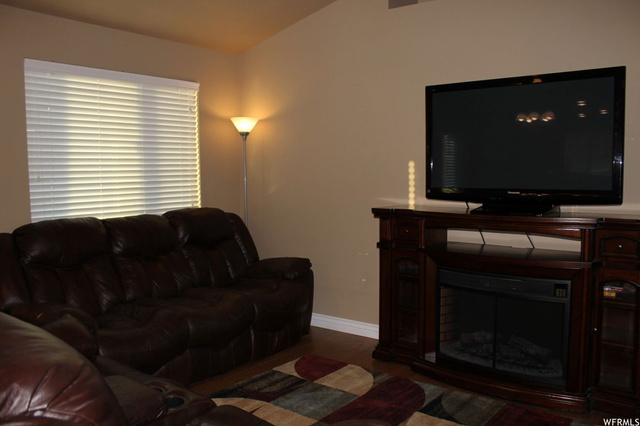 864 Willow Brook Ln, Pleasant View, UT 84404 — photo 3