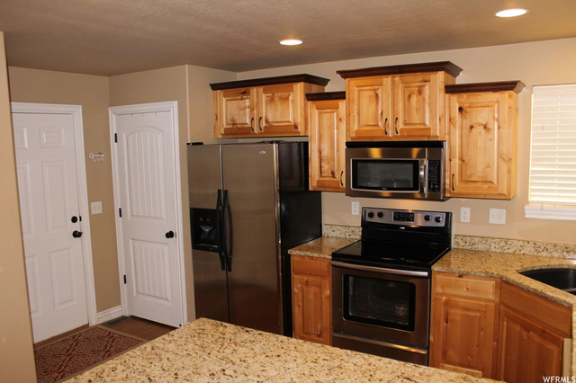 864 Willow Brook Ln, Pleasant View, UT 84404 — photo 6