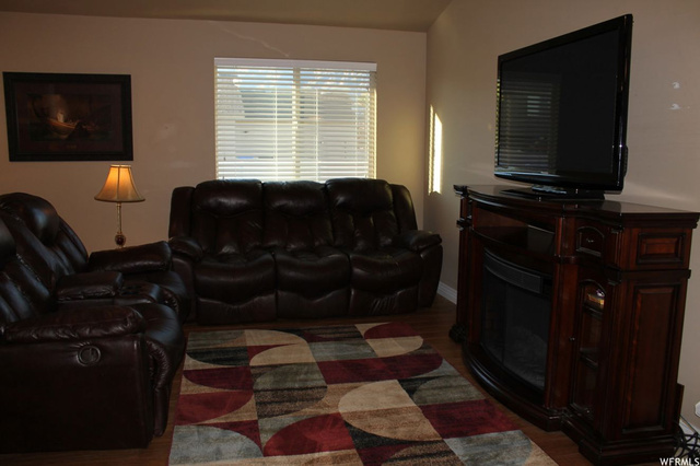 864 Willow Brook Ln, Pleasant View, UT 84404 — photo 2