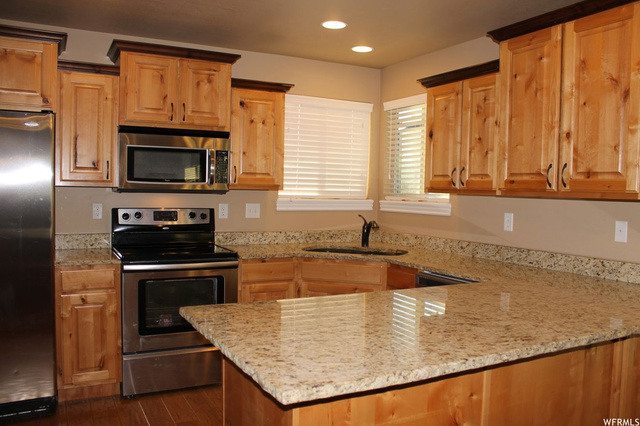 864 Willow Brook Ln, Pleasant View, UT 84404 — photo 5