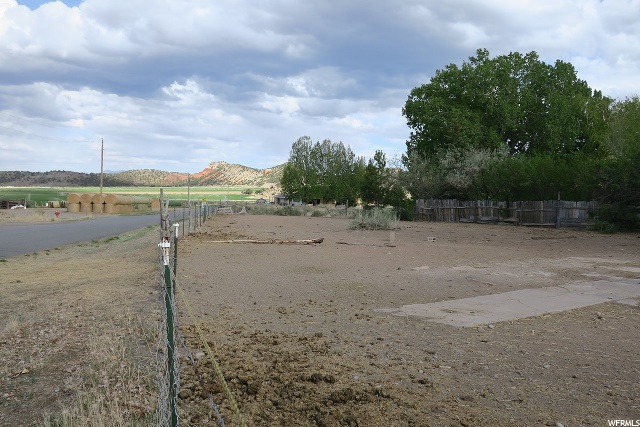 190 E Rustler St, Teasdale, UT 84773 — photo 4