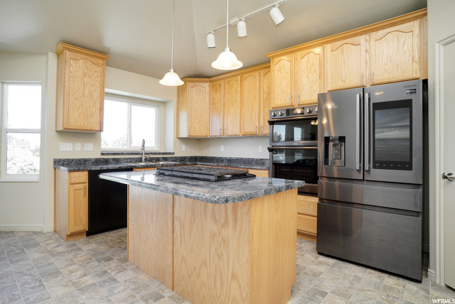 5627 S 3200 W, Roy, UT 84067 — photo 10