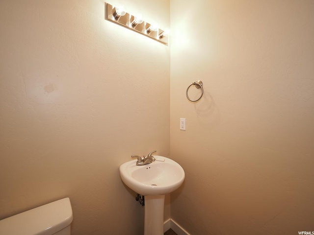 138 E Crescent Ln, Sandy, UT 84070 — photo 9