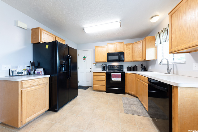 607 W 950 N, Clinton, UT 84015 — photo 6