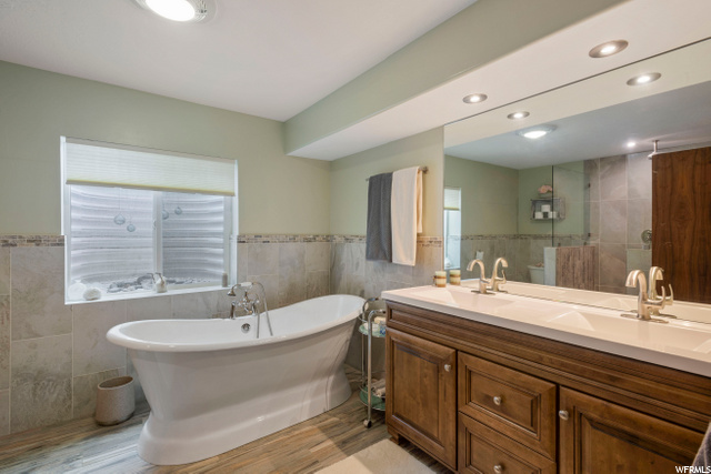 Downstairs Owner'sBath