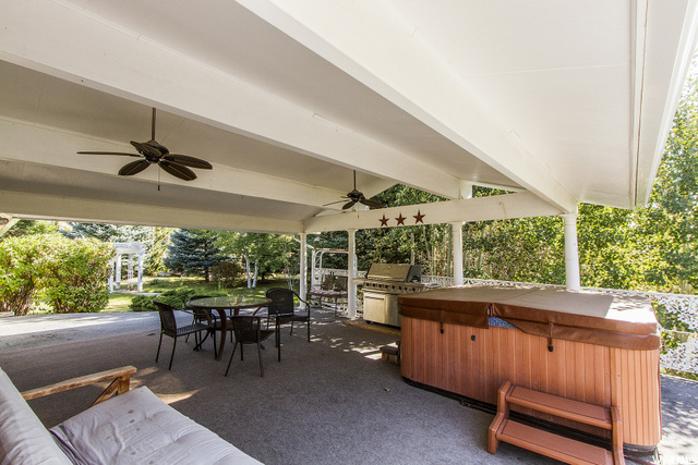 patio with hot tub w/new carpet