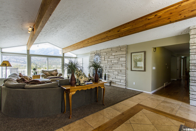upstiars living room w/view
