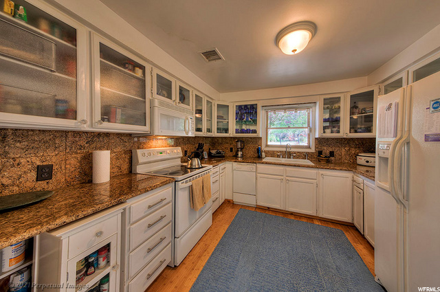 153 E 300 N, Moab, UT 84532 — photo 10