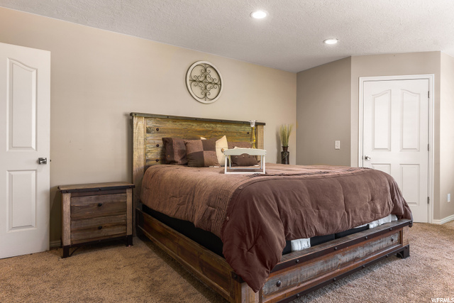 Bedroom w/ walk-in closet