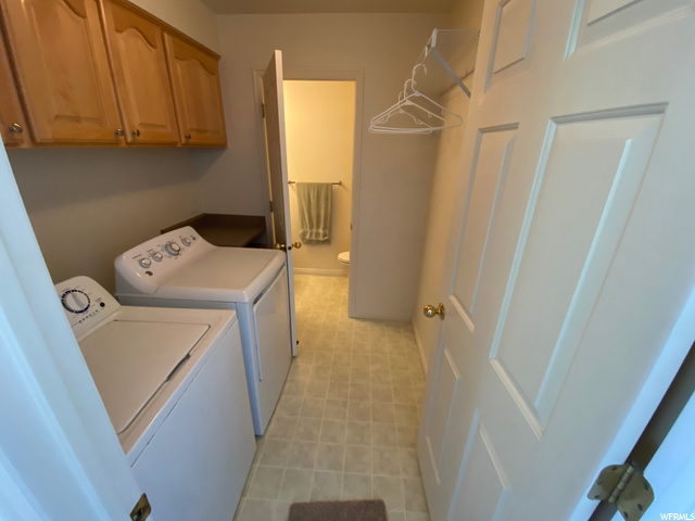 1/2 bath and Laundry