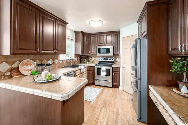 1216 E Antelope Dr, Layton, UT 84040 — photo 2