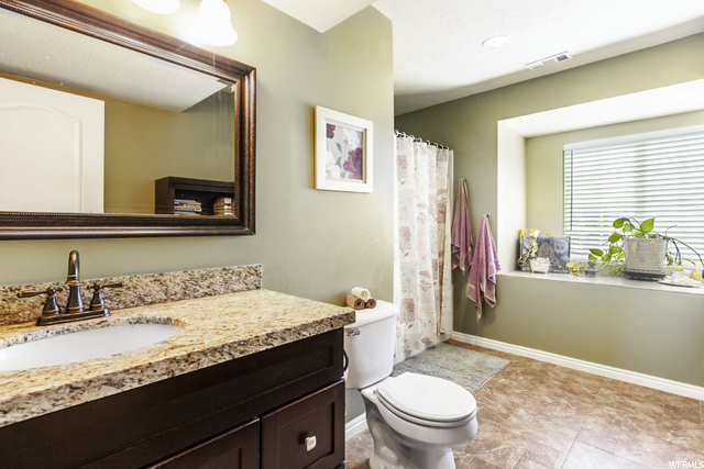 Full bath off main family room