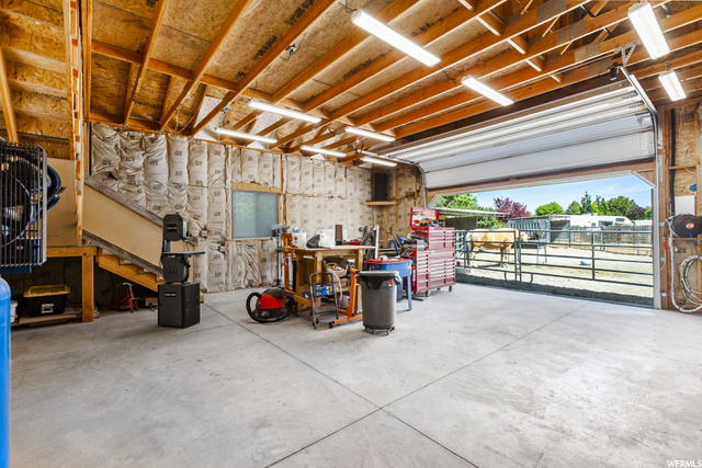 Large garage/Shop with loft