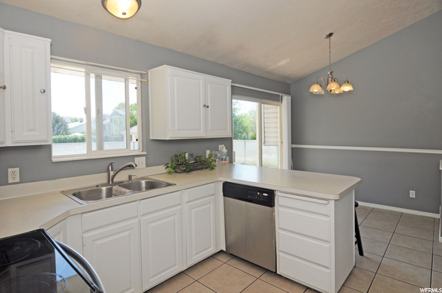 929 W 2075 N, Clearfield, UT 84015 — photo 4