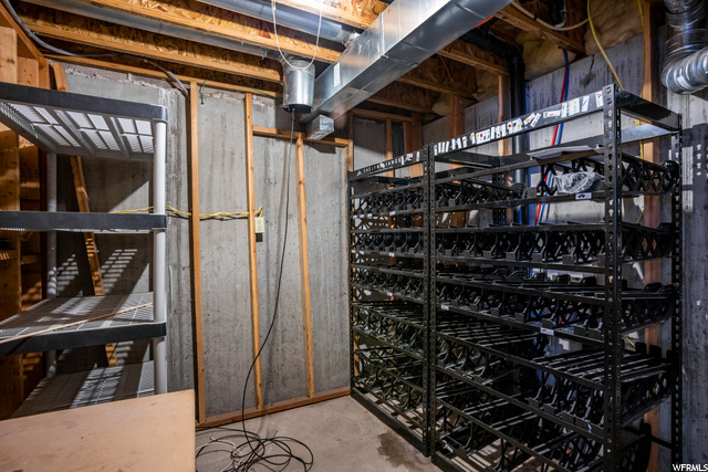 Storage Shelves Stay
