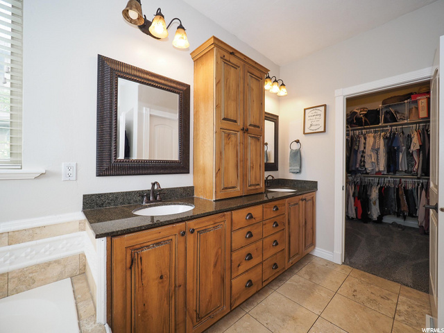 Master Bath w/Walk in Closet