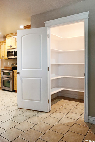 WALK-IN PANTRY