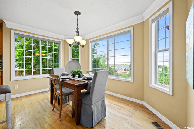 Kitchen Dining Area