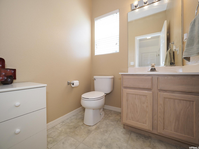 Main floor 1/2 bath