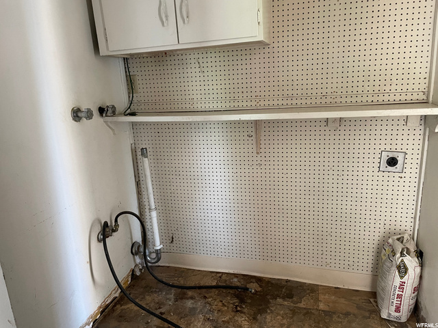 Washer & Dryer hookups