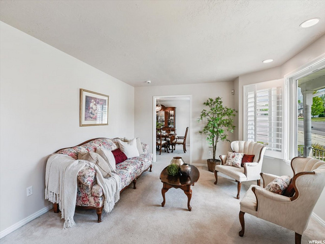 Formal living/guest/den